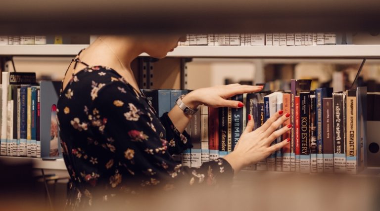 girl_in_a_library_4